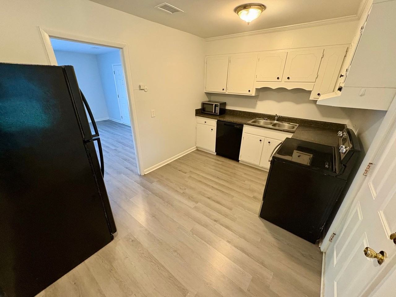 709 Montclair Dr - Photo 5 of 15