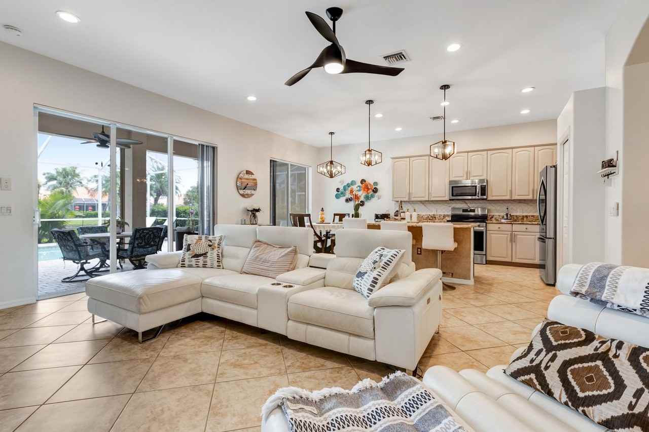 14059 Mirror Ct - Photo 3 of 46