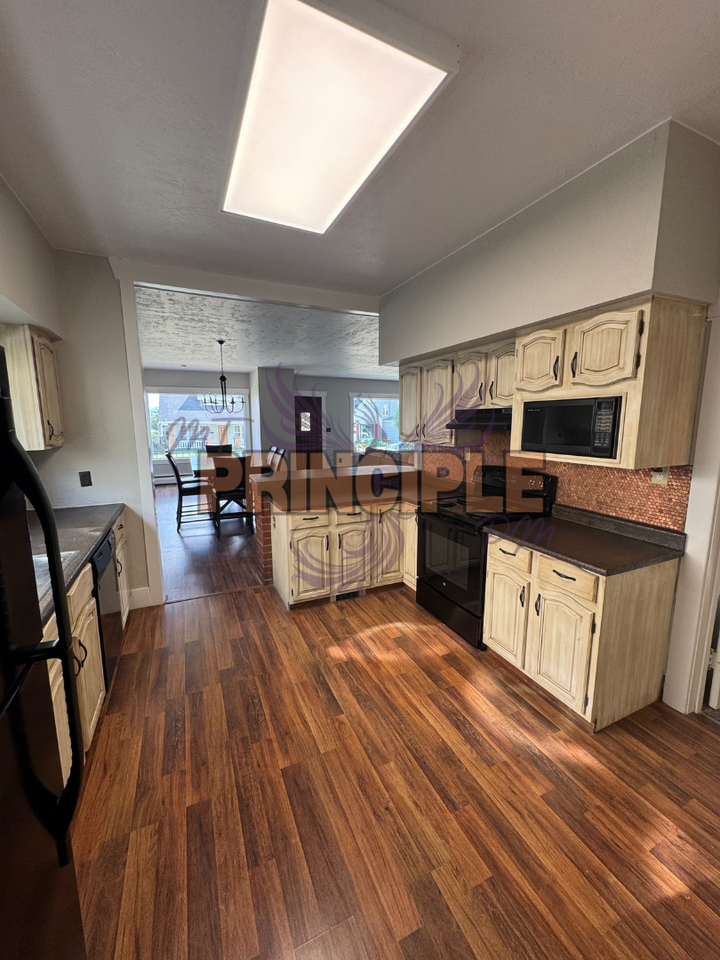 1147 Steele St - Photo 6 of 15