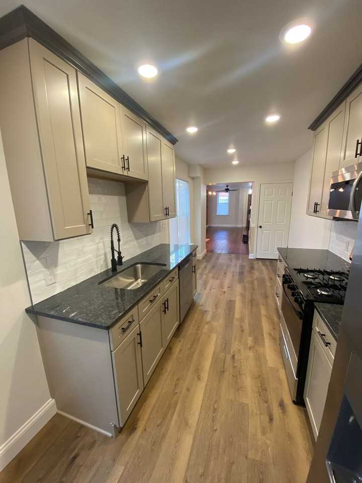 307 1/2 Coral St - Photo 2 of 25