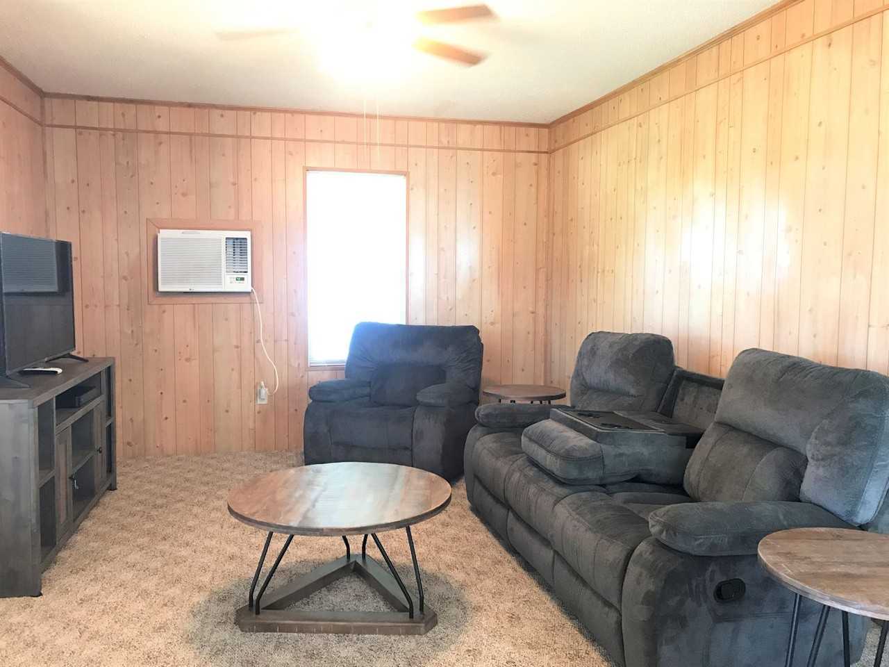 1989 Country Club Rd - Photo 3 of 9