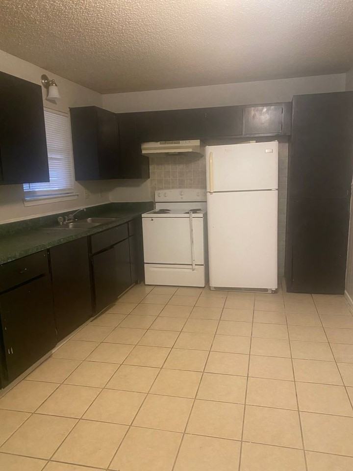 College Street North - Photo 2 of 5