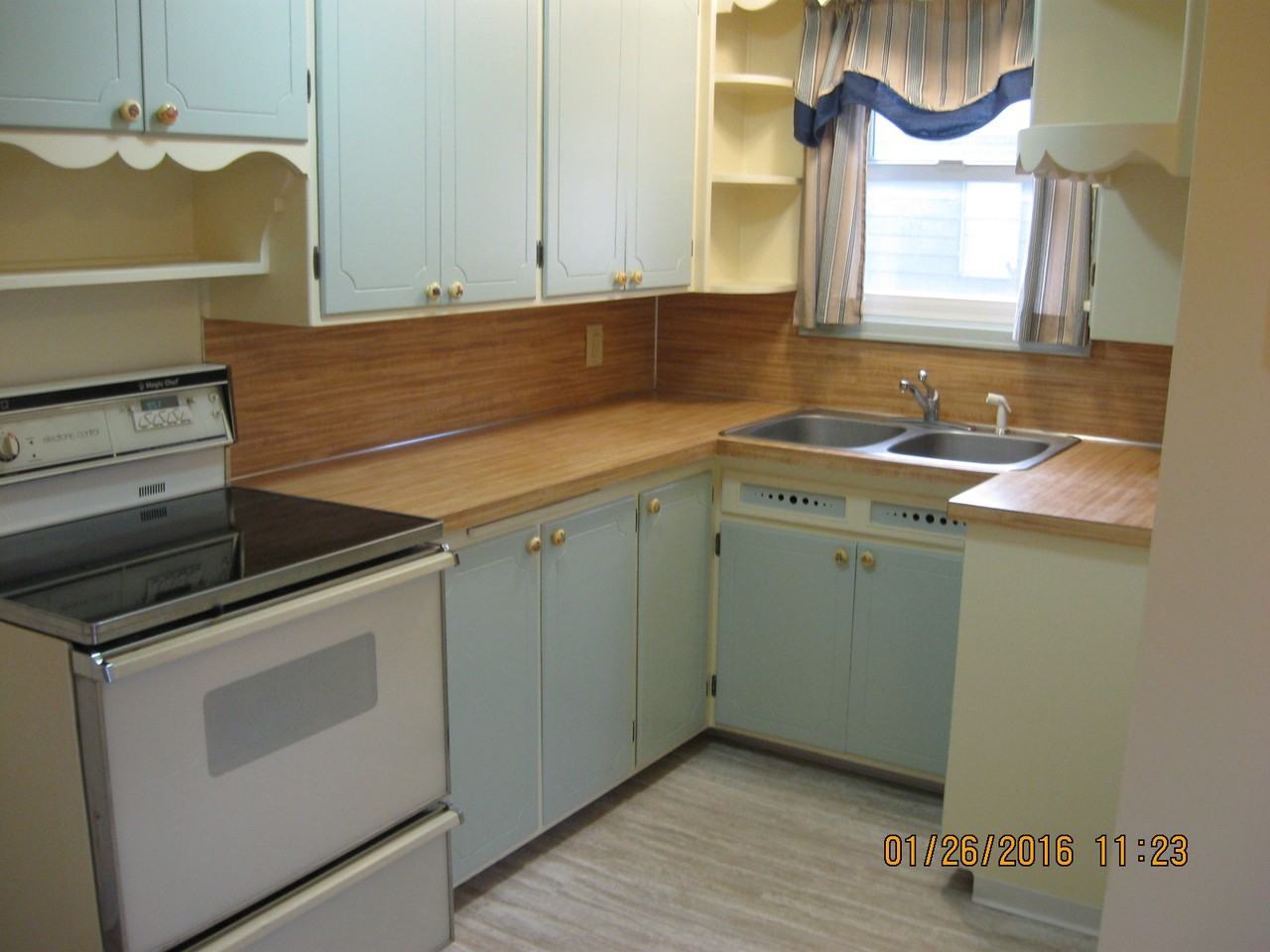 709 N Stanley St - Photo 3 of 15