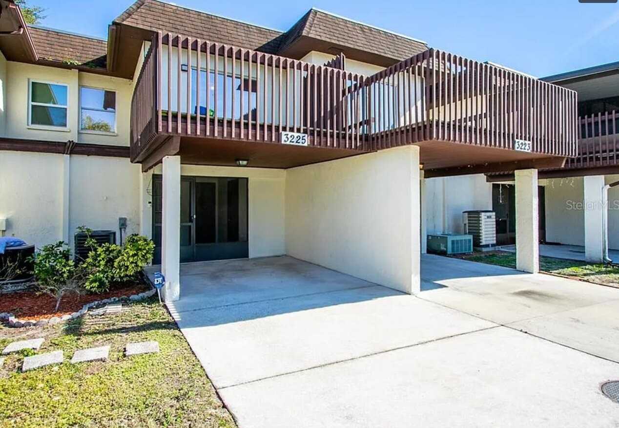 3225 Ramblewood Drive North - Photo 2 of 32