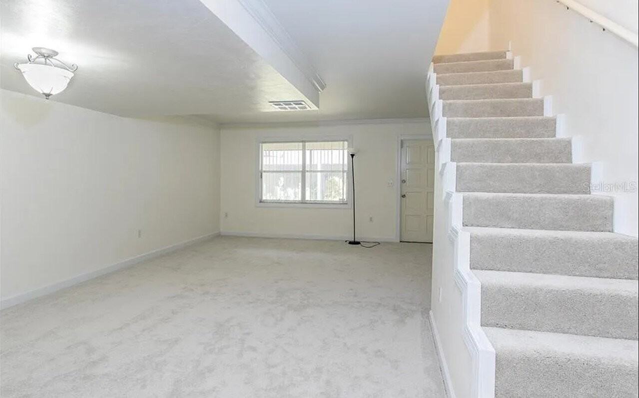 3225 Ramblewood Drive North - Photo 4 of 32