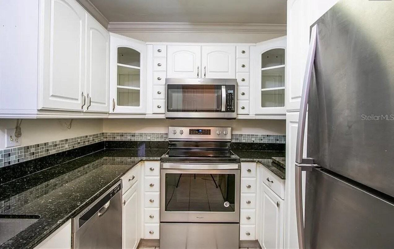 3225 Ramblewood Drive North - Photo 7 of 32