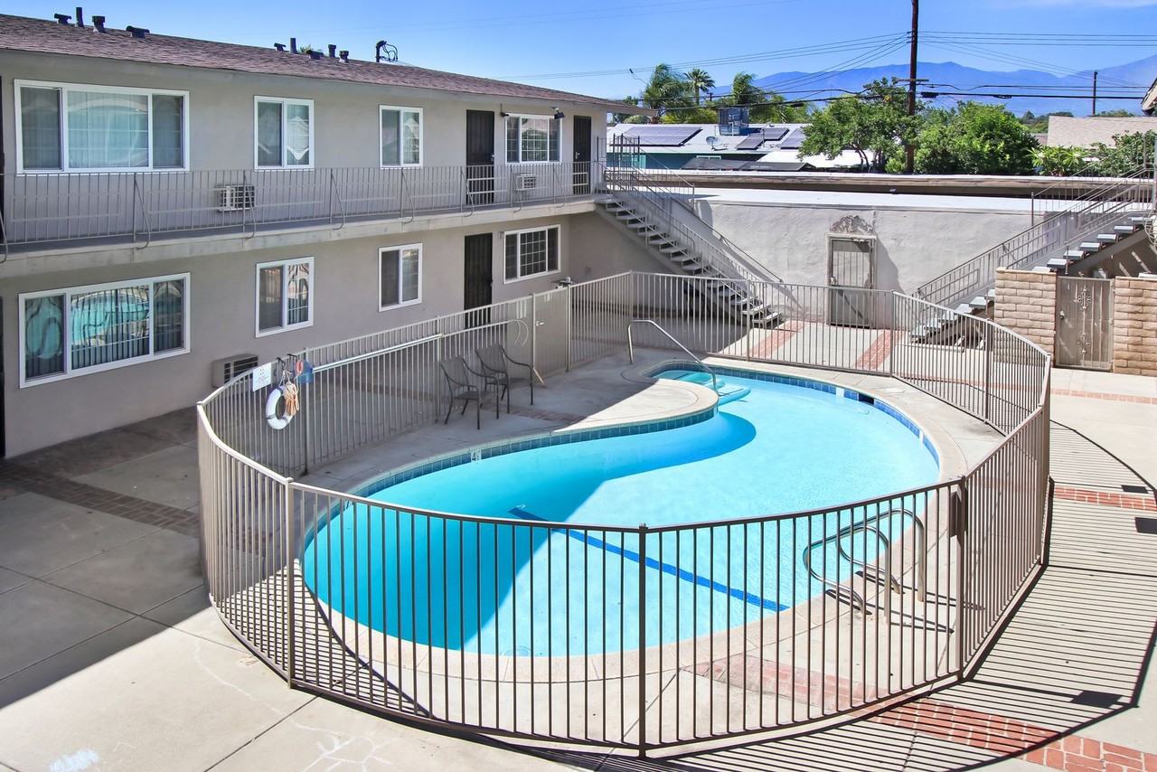 1336 W Stoneridge Ct - Photo 2 of 17