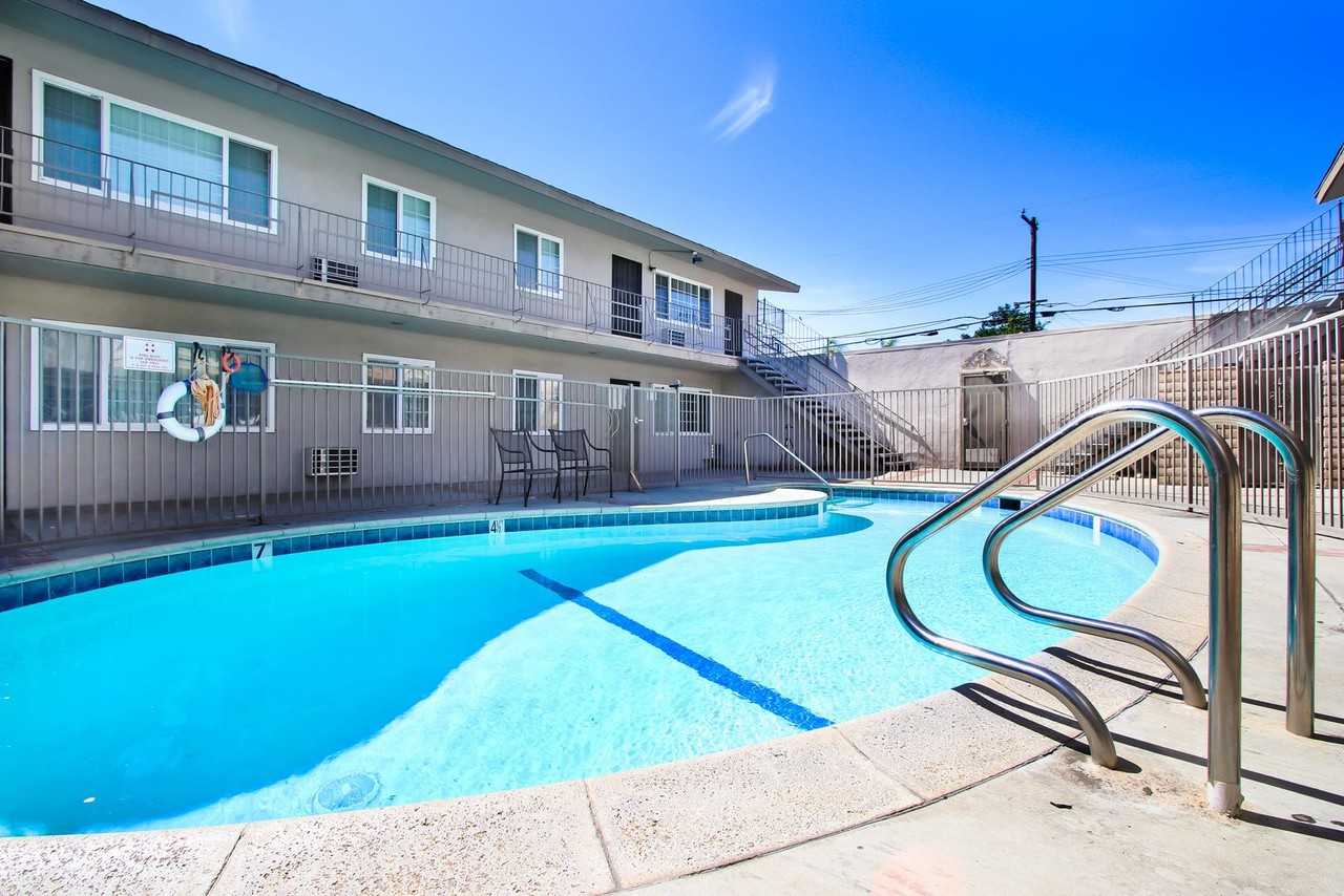 1336 W Stoneridge Ct - Photo 3 of 17