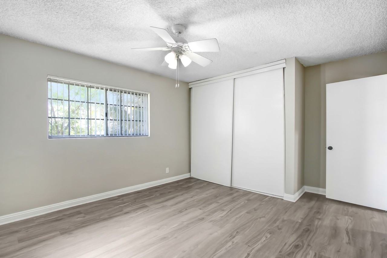 1336 W Stoneridge Ct - Photo 5 of 17