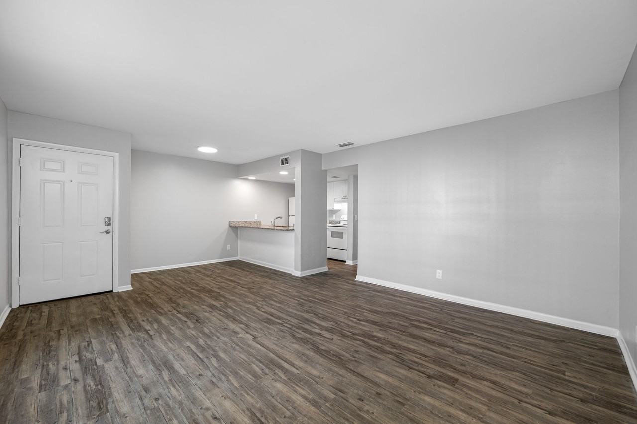 Chateau of Tampa - Photo 2 of 28