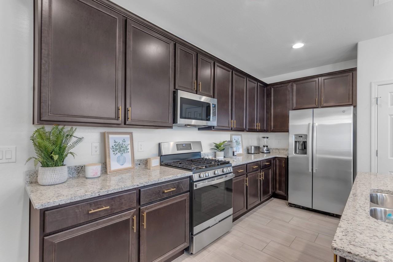 1642 S 83rd Way - Photo 2 of 10