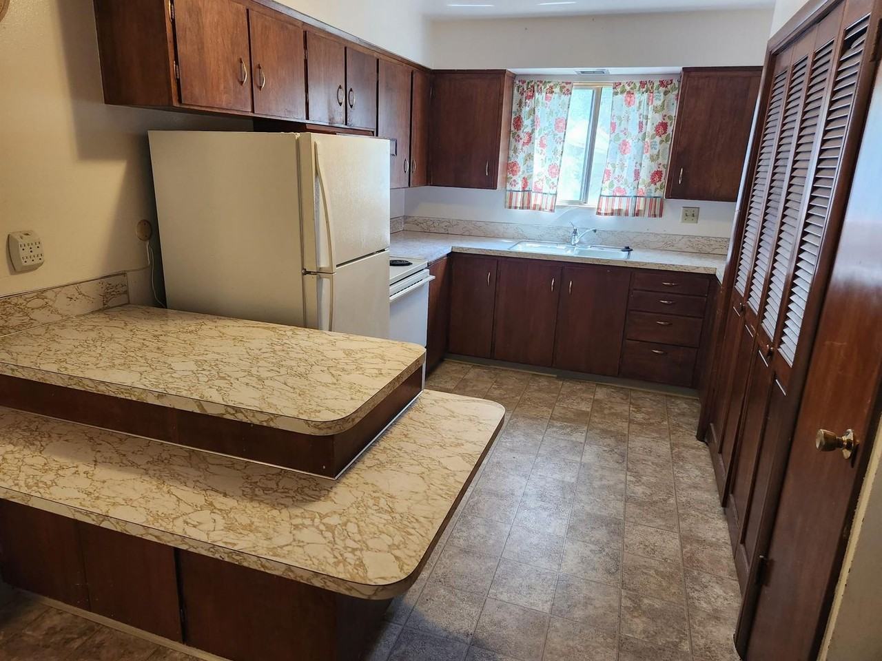 860 E 275 N #1 - Photo 2 of 7