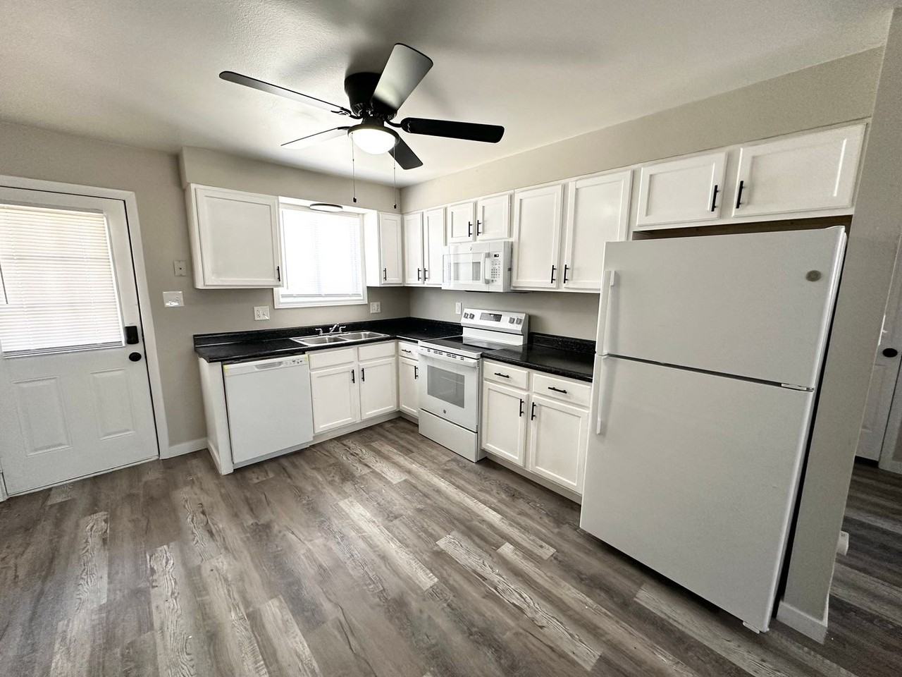 4338 North Chestnut Street #3 - Photo 4 of 25