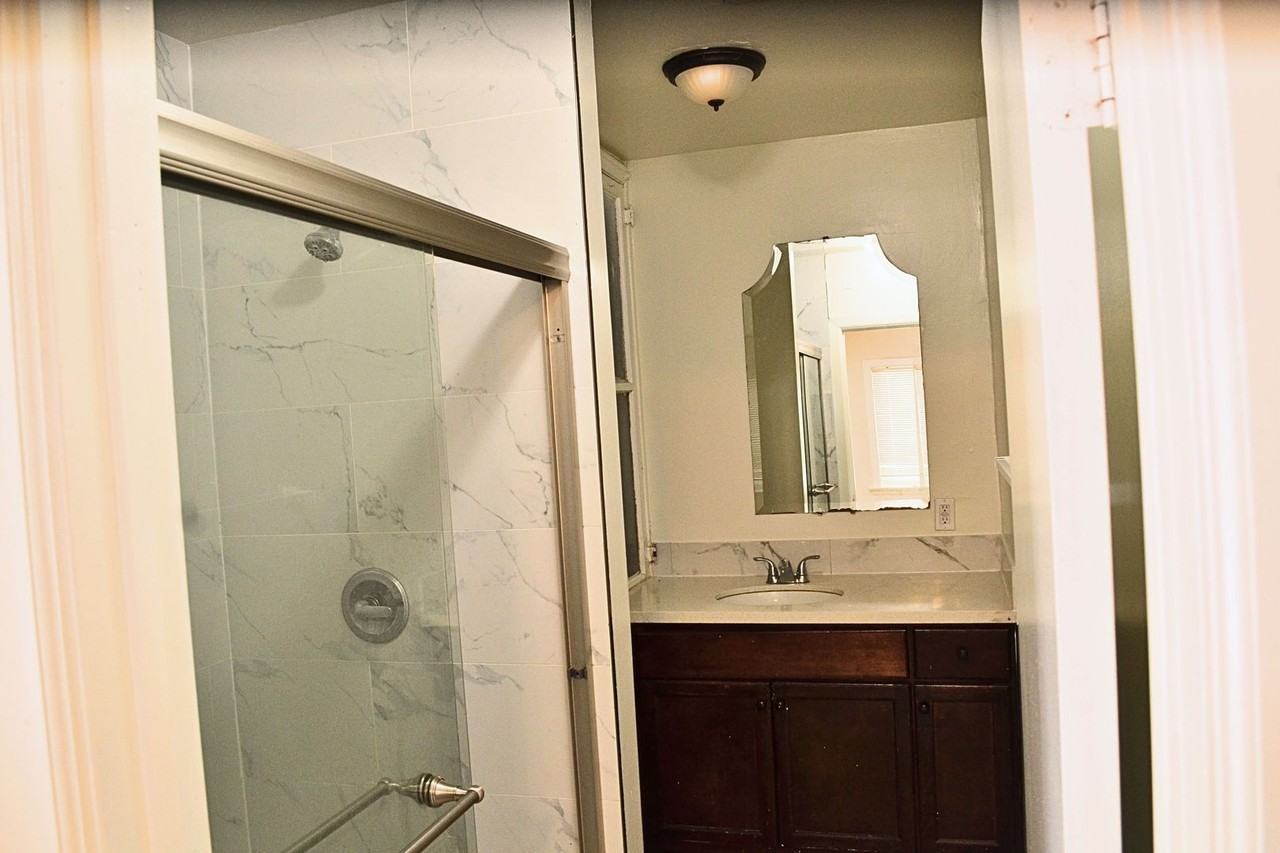 1190 N Kingsley Dr - Photo 2 of 10