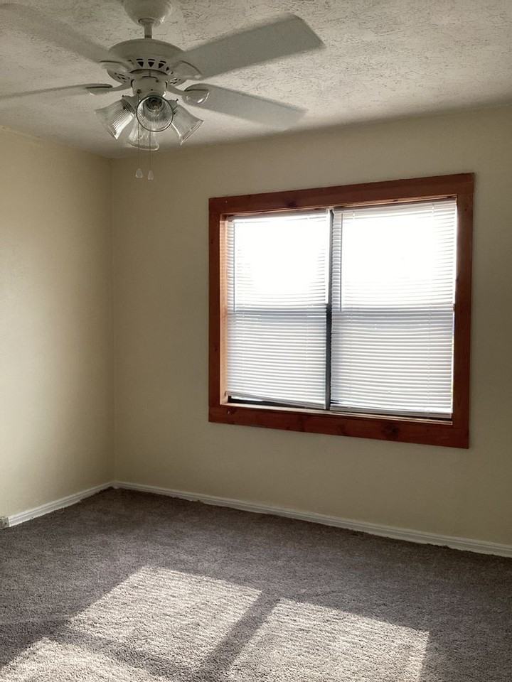 1609 S Avenue C - Photo 7 of 14