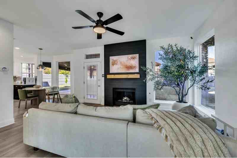 409 Baldwin St - Photo 6 of 39