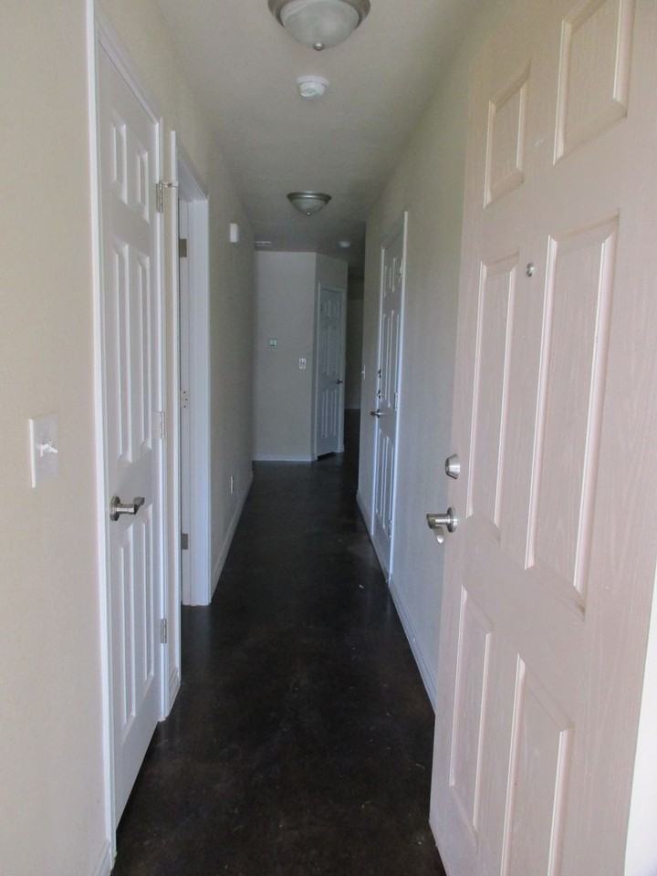 1108 E Avenue G - Photo 2 of 11