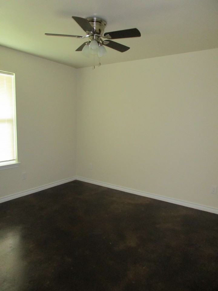 1108 E Avenue G - Photo 3 of 11