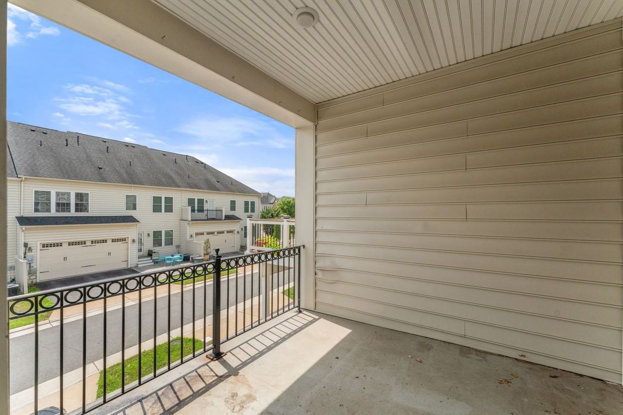 42524 Rowderbury Sq - Photo 3 of 50