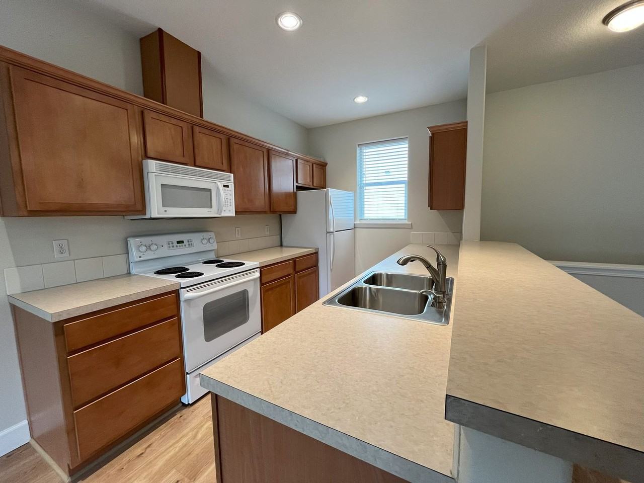 1645 Ne Market Dr - Photo 2 of 22