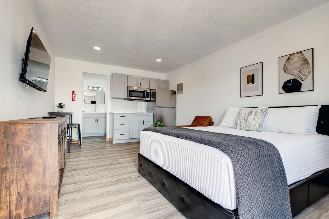 Sunrise Suites - Photo 4 of 50