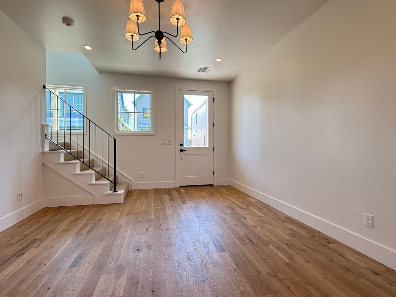 1072 Hangar Dr - Photo 4 of 17
