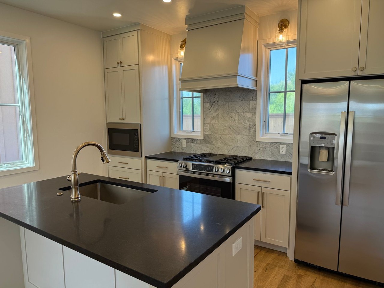 1072 Hangar Dr - Photo 5 of 17