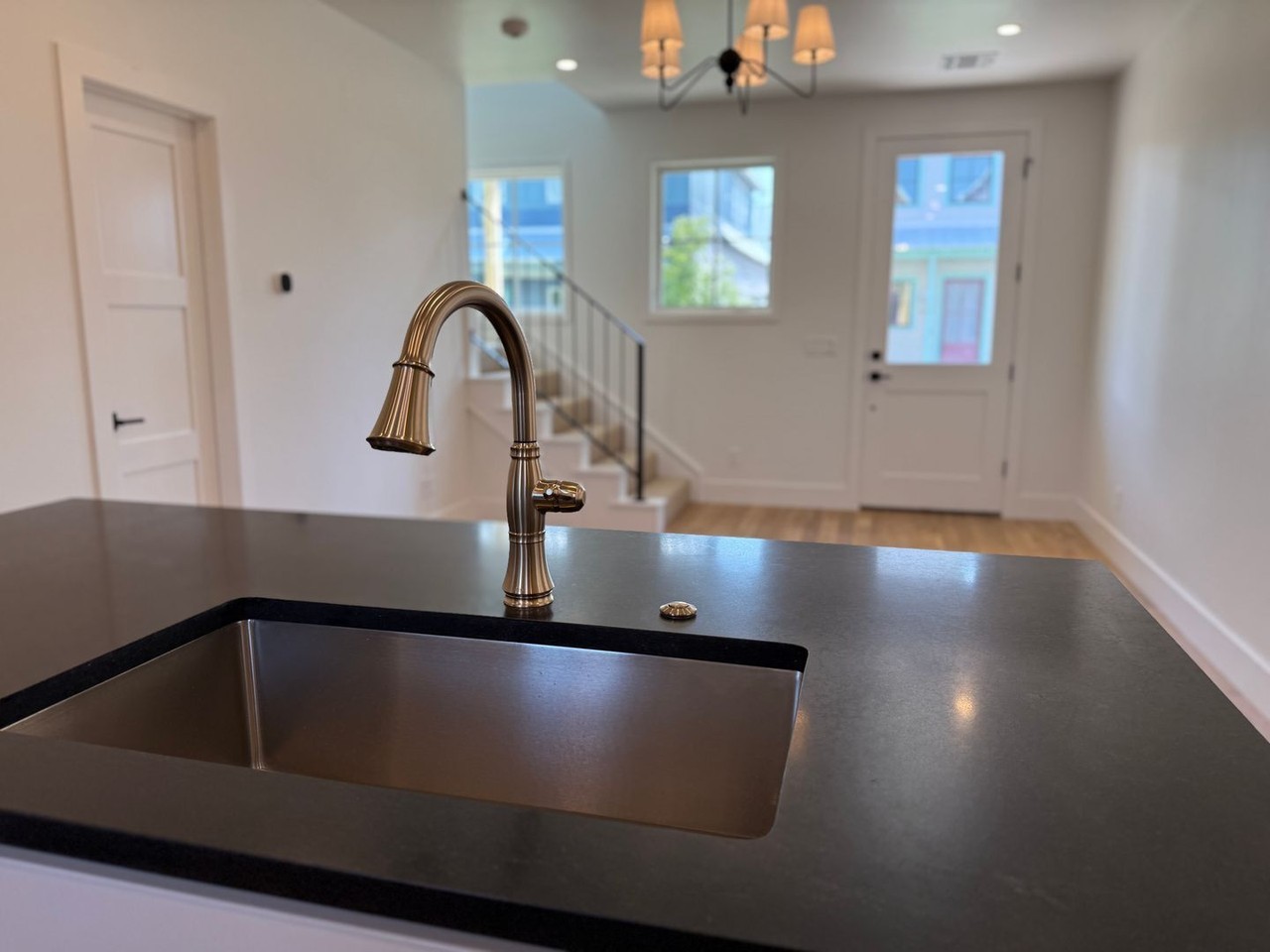1072 Hangar Dr - Photo 6 of 17