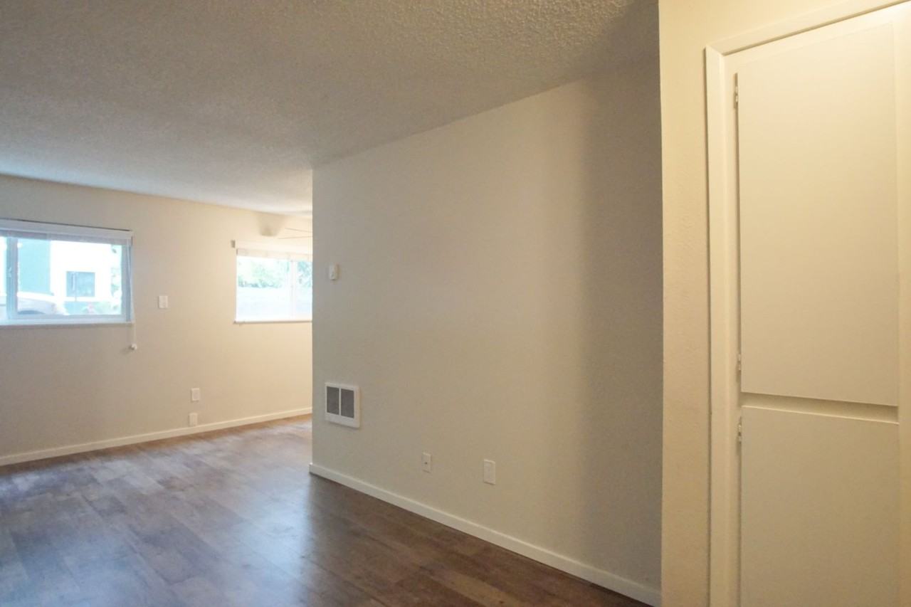 1523 Se Stark St - Photo 3 of 14