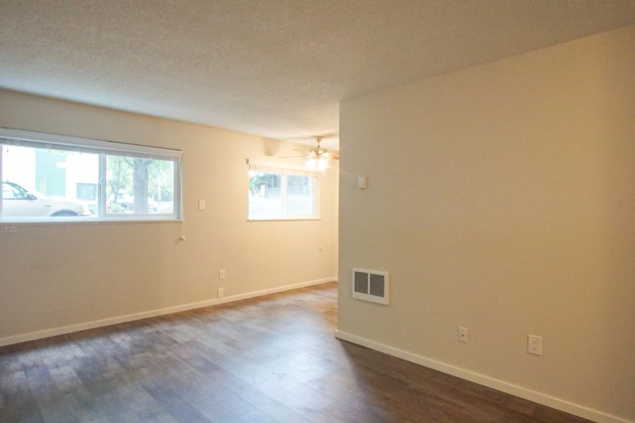 1523 Se Stark St - Photo 4 of 14