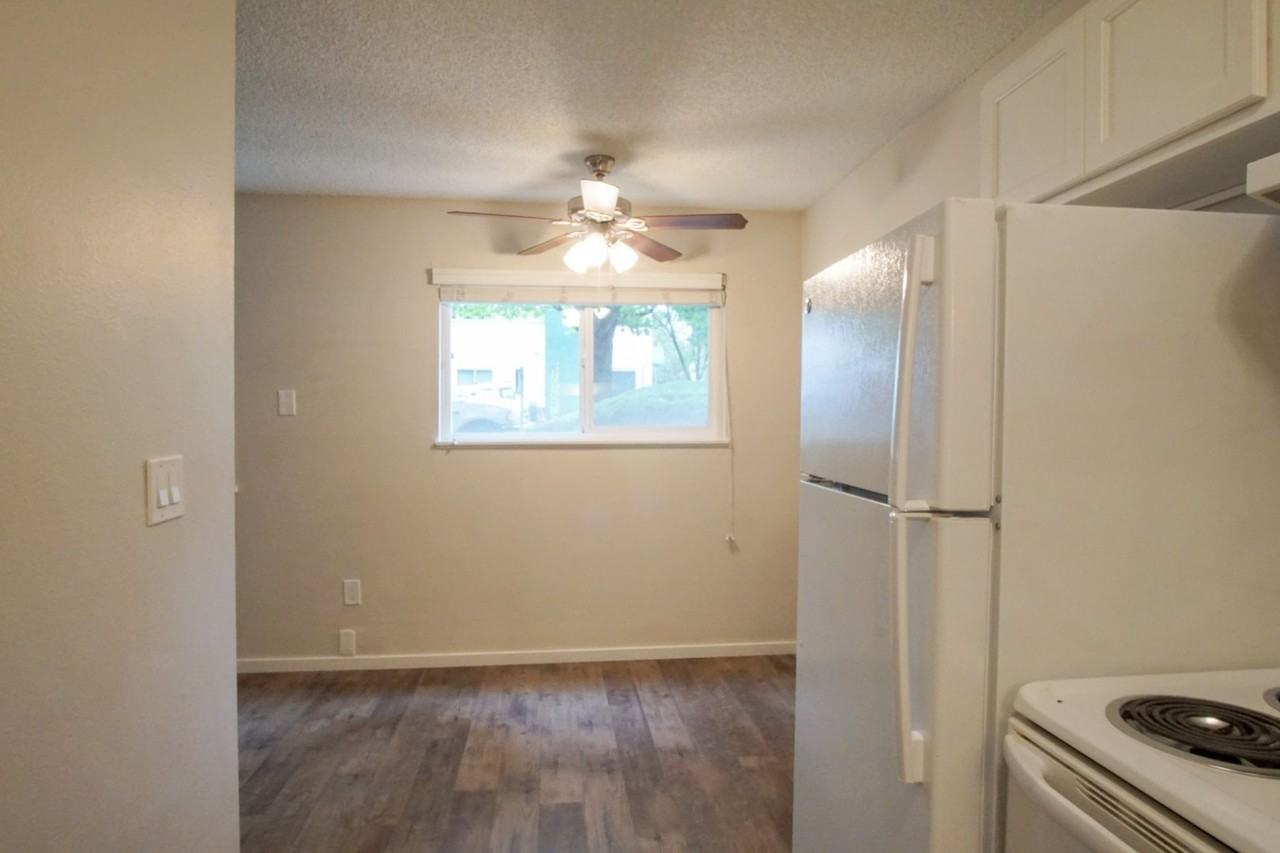 1523 Se Stark St - Photo 7 of 14