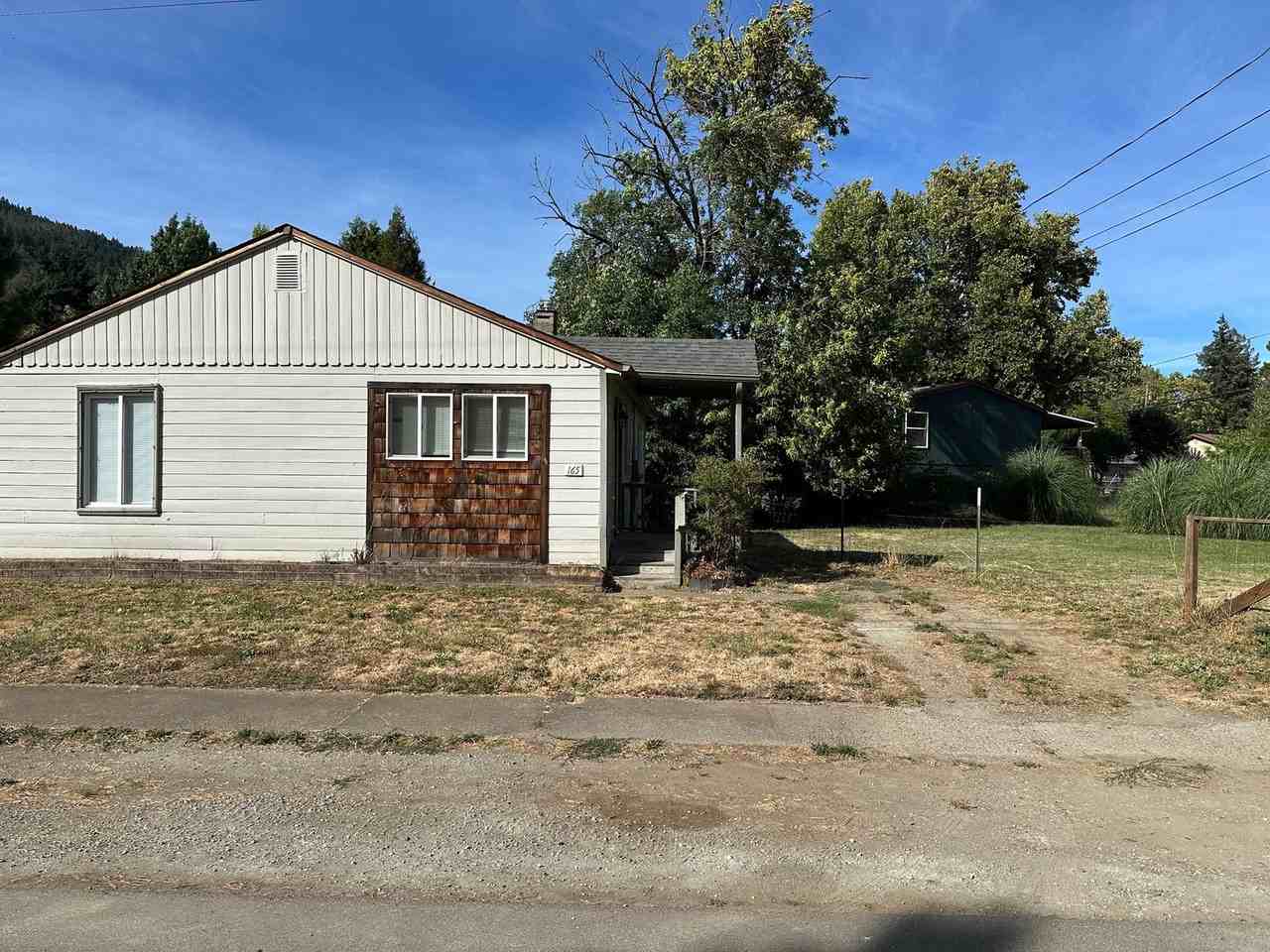 165 Ne Oak St - Photo 2 of 16