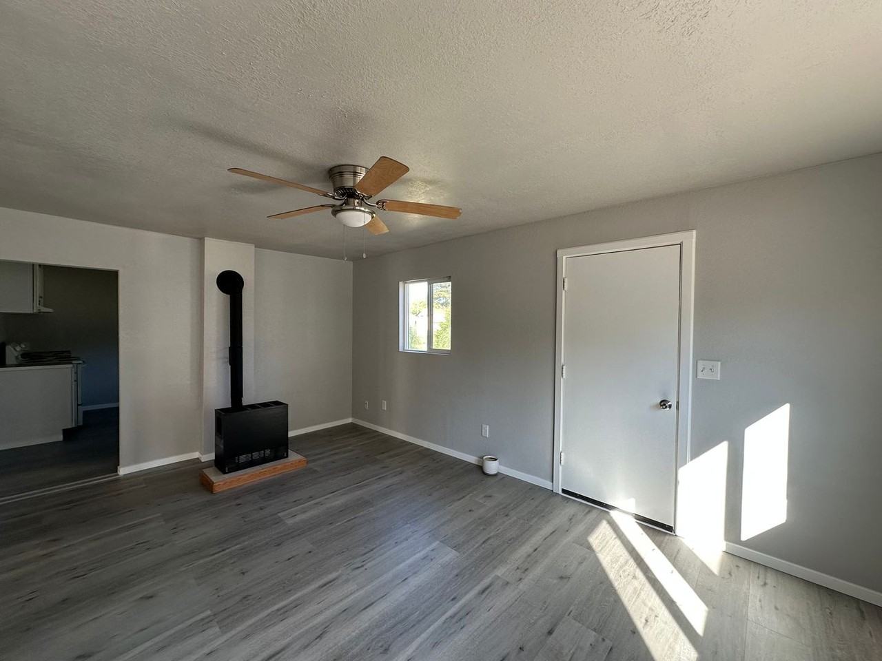 165 Ne Oak St - Photo 3 of 16