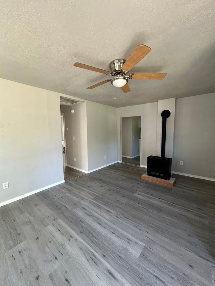 165 Ne Oak St - Photo 4 of 16