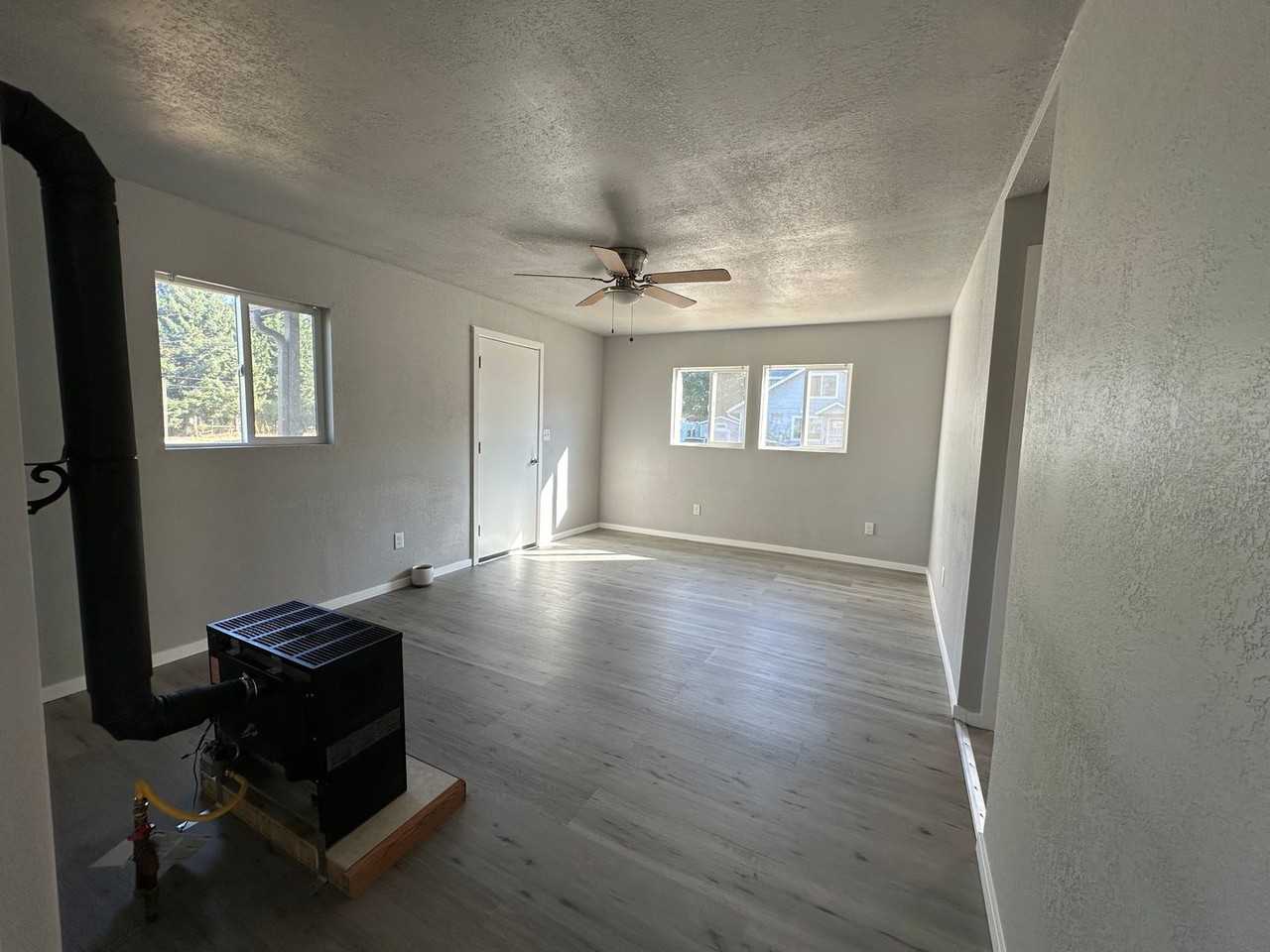 165 Ne Oak St - Photo 5 of 16