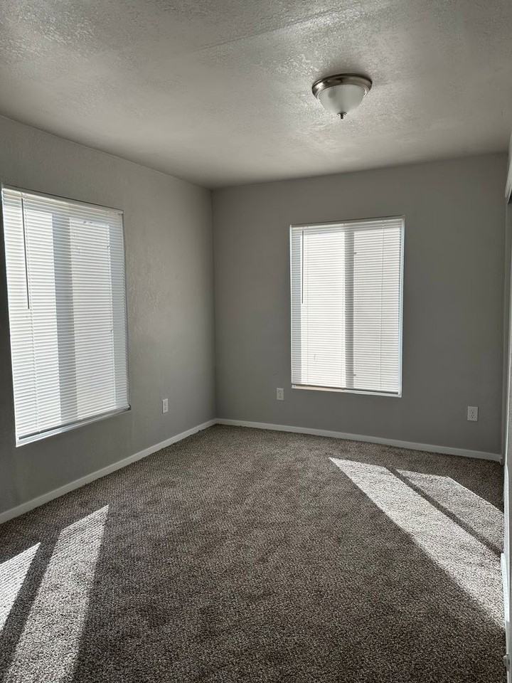 165 Ne Oak St - Photo 6 of 16