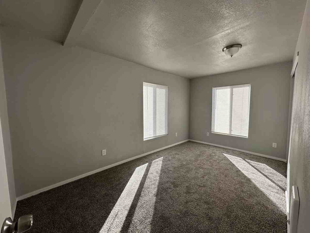 165 Ne Oak St - Photo 7 of 16