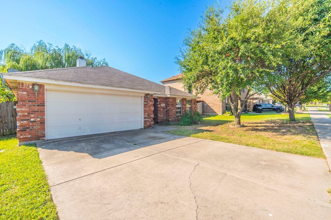 1205 N Rhea Dr - Photo 3 of 28