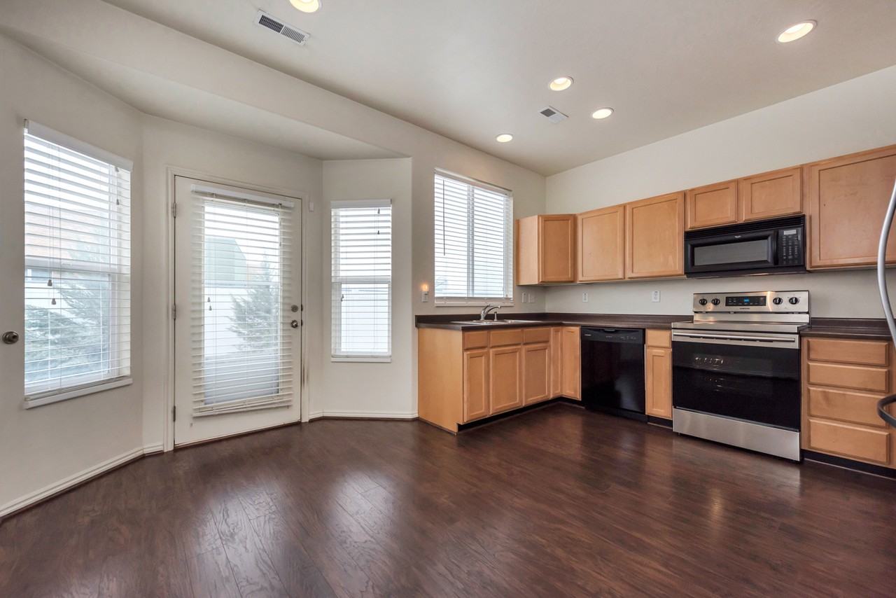 1105 W Haworth Dr - Photo 3 of 16