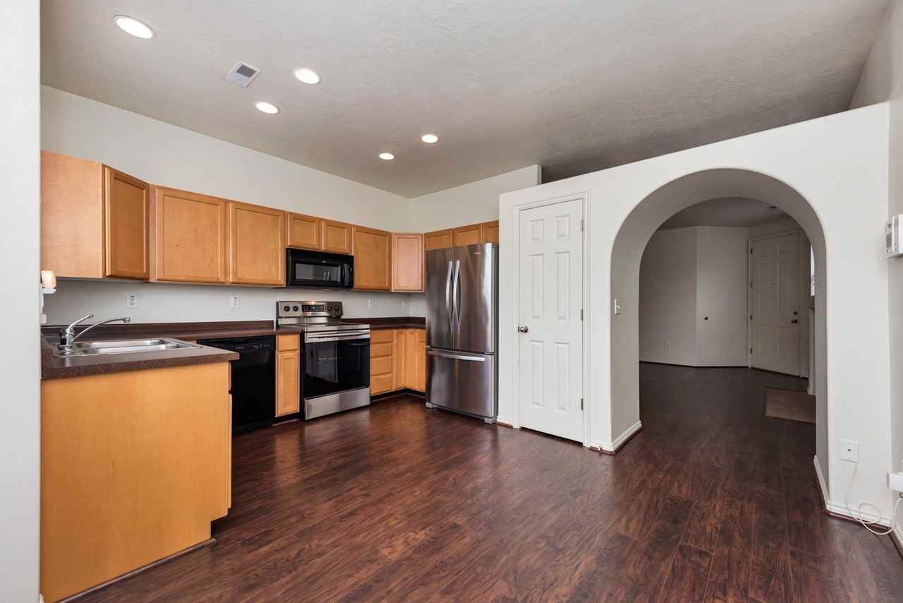 1105 W Haworth Dr - Photo 4 of 16