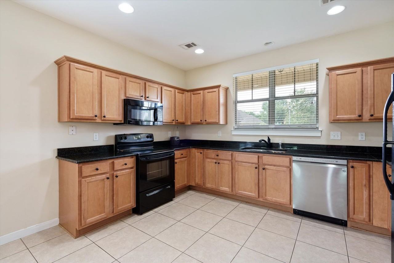 8795 Bainbridge Dr - Photo 2 of 21