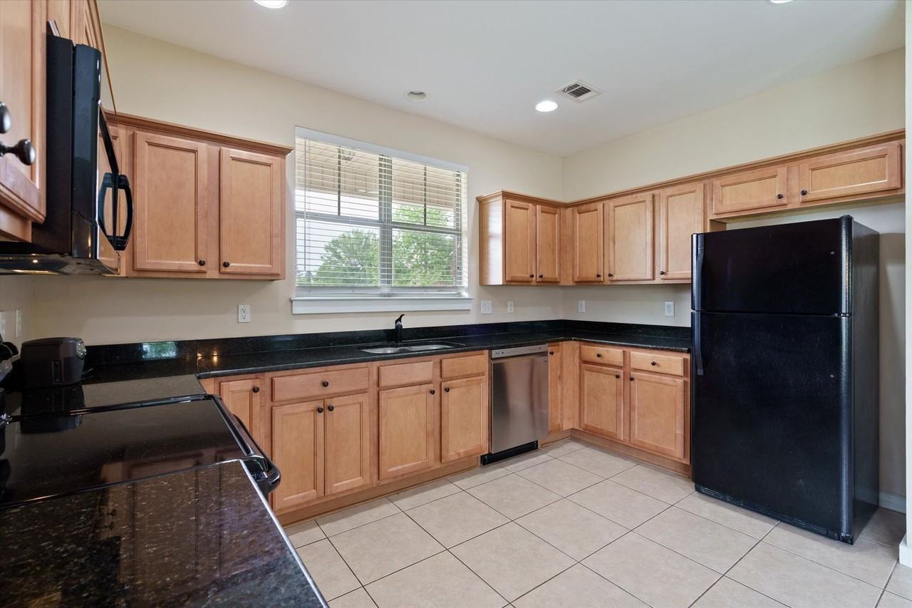 8795 Bainbridge Dr - Photo 3 of 21