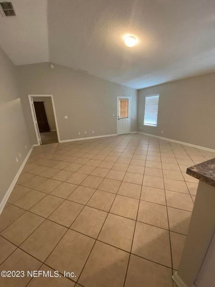 1532 Center St - Photo 4 of 22