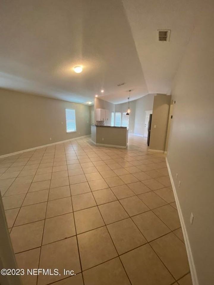 1532 Center St - Photo 5 of 22