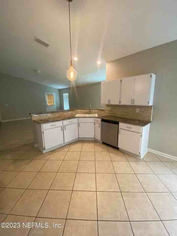 1532 Center St - Photo 6 of 22