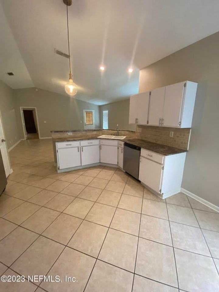 1532 Center St - Photo 7 of 22