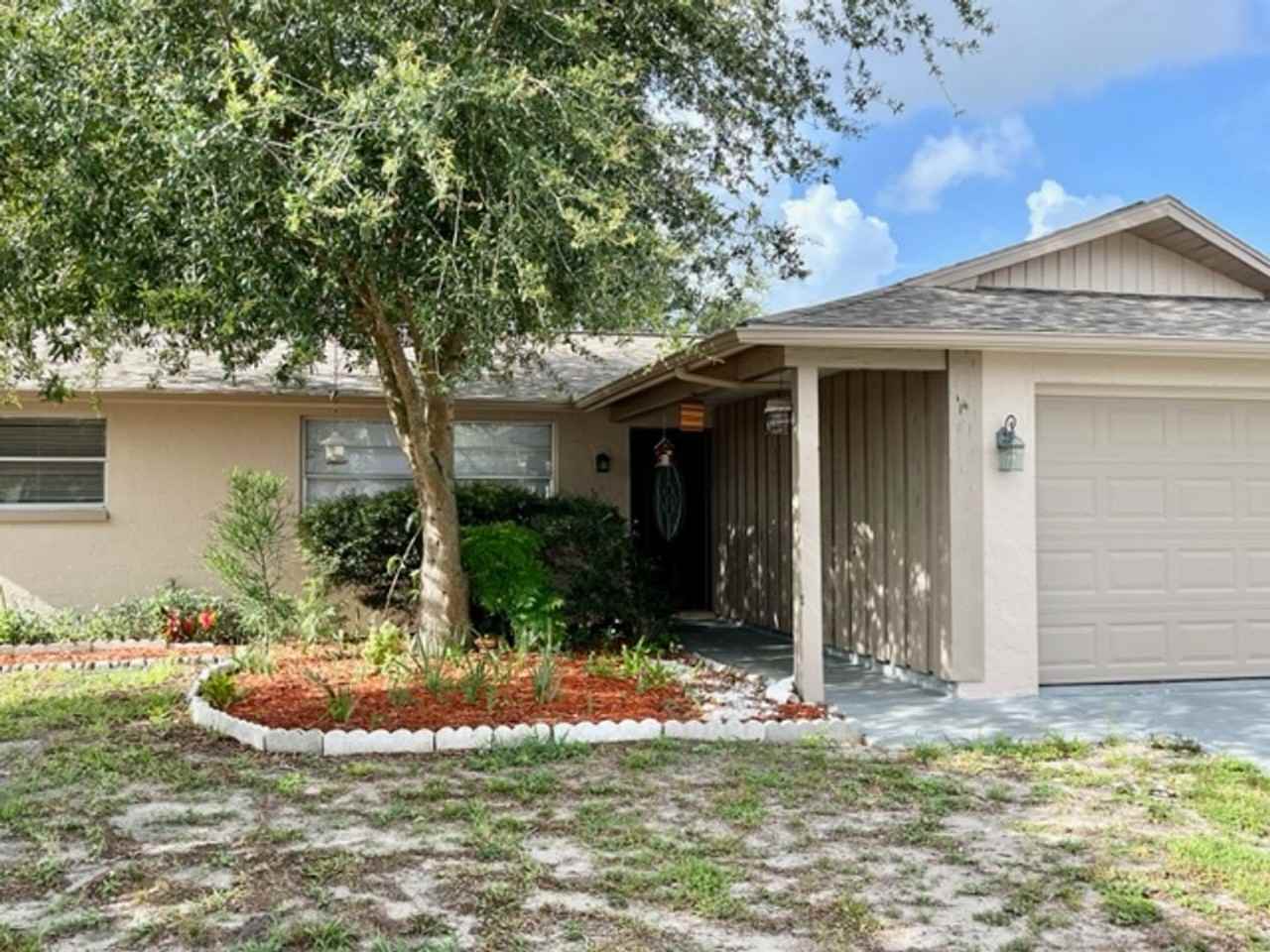 7540 Oakshire Dr - Photo 3 of 21