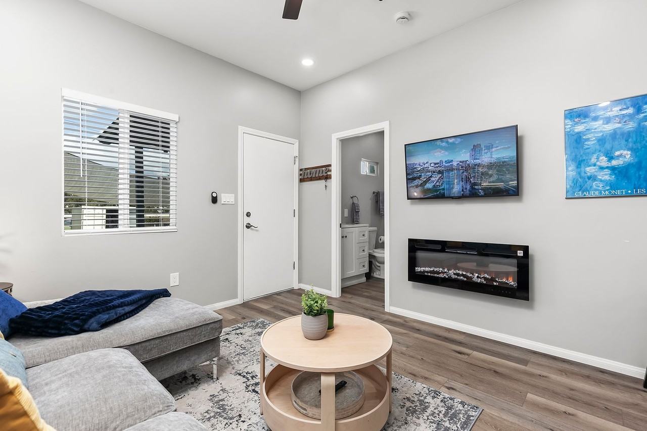 2643 G St - Photo 4 of 26