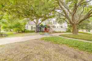 featured image of 404 Monticello Dr #A