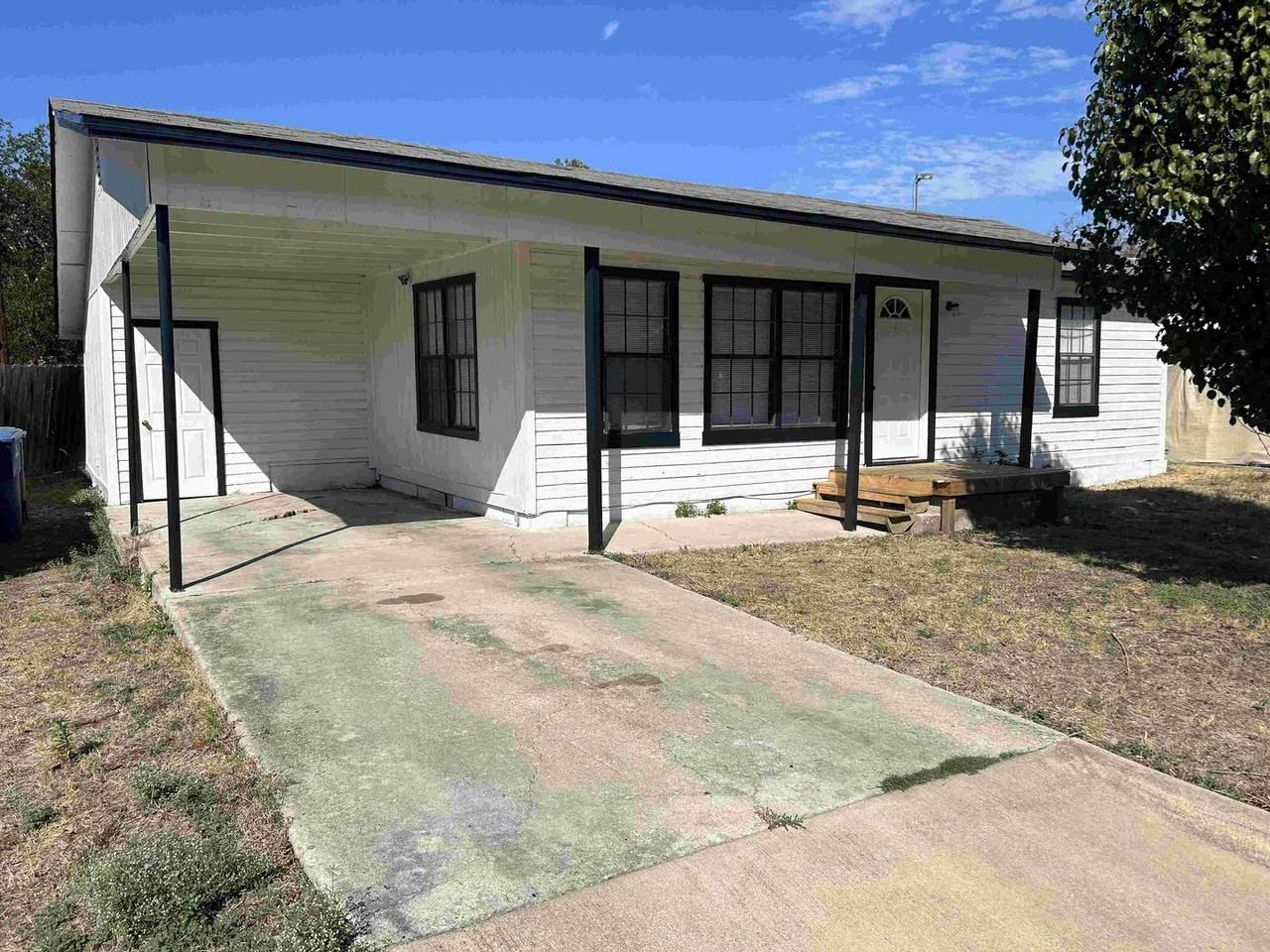 408 1/2 W Avenue F - Photo 2 of 11